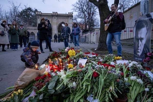The event organised by the Kulturus association on the occasion of the funeral of Russian opposition politician Alexei Navalny took place in front of the Russian Embassy, Prague, March 1st, 2024. A European Parliament resolution was read, a joint prayer and several guitar songs were played. (CTKxPhoto VitxSimanek) CTKPhotoP2024030108092  CTKPhotoP2024030108092