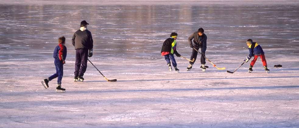 IMAGO Creative, Winter, Winterspaß, Eishockey #2 Playing ball hockey on lake ice, Sudbury, Ontario, Canada Sudbury  Copyright: x xAllxCanadaxPhotosx 1990-29049590