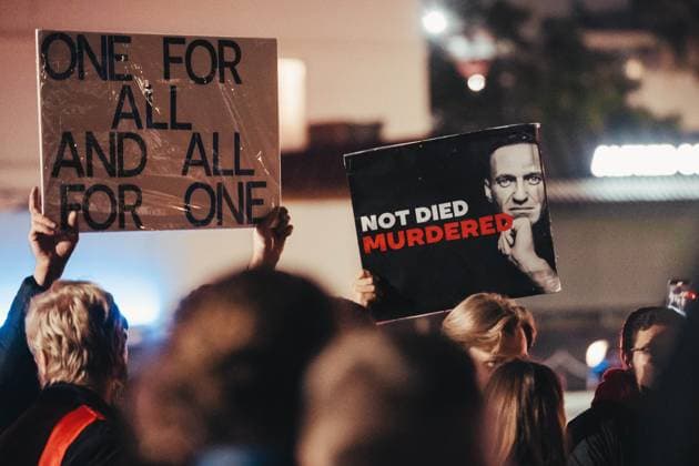 Feb 16, 2024 - Beverly Hills , California, U.S. - People brought candles to honor Alexei Navalny, who sought to make Russia free from dictatorship and oppression. Beverly Hills U.S. - ZUMAp262 20240216_nws_p262_092 Copyright: xGermanxProkopevx