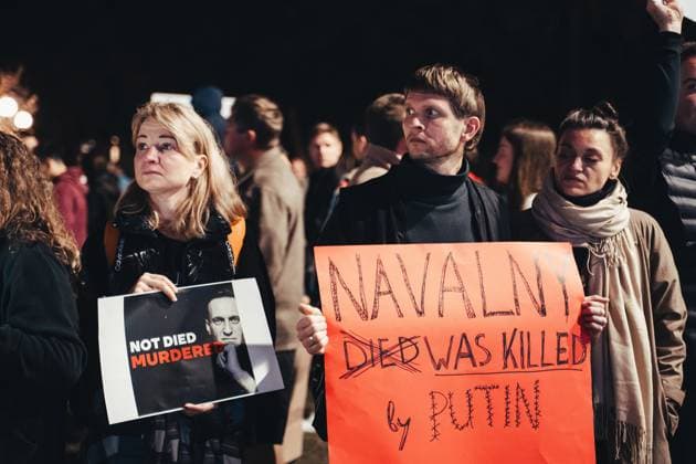Feb 16, 2024 - Beverly Hills , California, U.S. - People brought candles to honor Alexei Navalny, who sought to make Russia free from dictatorship and oppression. Beverly Hills U.S. - ZUMAp262 20240216_nws_p262_058 Copyright: xGermanxProkopevx