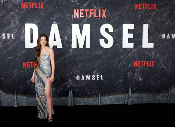 Bilder des Jahres 2024, Entertainment 03 März Entertainment Themen der Woche KW09 Entertainment Bilder des Tages Millie Bobby Brown arrives on the red carpet at Netflix s Damsel New York Premiere at Paris Theater on Friday, March 1, 2024 in New York City.  NYP20240301109 JohnxAngelillo