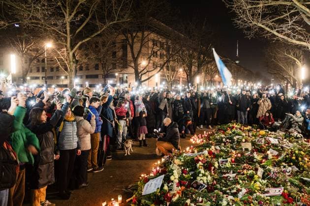 Bilder des Jahres 2024, News 03 März News Themen der Woche KW09 News Bilder des Tages March 1, 2024, Berlin, Germany: People hold up their phones at a memorial site in front of the Russian embassy in Berlin marking the funeral of Russian opposition leader Alexey Navalny. Berlin Germany - ZUMAs197 20240301_aaa_s197_163 Copyright: xNicholasxMullerx
