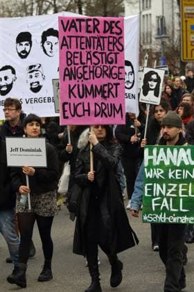 Bundesweite Gedenkdemonstration vier Jahre nach dem rassistischen Anschlag vom 19. Februar 2020 in Hanau - Gegen rechten Terror in Deutschland - Say Their Names! - Rassistische Morde - Deutschland, GER, DEU Germany, Hanau, 17.02.2024 - Tausende gedenken der Attentat-Opfer von Hanau, setzen ein Zeichen gegen Rassismus und prangern Fehler der Behörden an. Die Demoteilnehmer versammelten sich am Kurt-Schumacher-Platz in Hanau-Kesselstadt und erreichten nach ca. einer Stunde den Marktplatz der Hanauer Innenstadt. Hier fand die Abschlusskundgebung mit zahlreichen Angehörigen der Opfer statt. Namen der Personen, die dem rassistischen Anschlag von 2020 zum Opfer gefallen sind: Gökhan Gültekin, Sedat Gürbüz, Said Nesar Hashemi, Mercedes Kierpacz, H