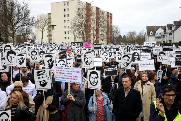 Bundesweite Gedenkdemonstration vier Jahre nach dem rassistischen Anschlag vom 19. Februar 2020 in Hanau - Gegen rechten Terror in Deutschland - Say Their Names! - Rassistische Morde - Deutschland, GER, DEU Germany, Hanau, 17.02.2024 - Tausende gedenken der Attentat-Opfer von Hanau, setzen ein Zeichen gegen Rassismus und prangern Fehler der Behörden an. Die Demoteilnehmer versammelten sich am Kurt-Schumacher-Platz in Hanau-Kesselstadt und erreichten nach ca. einer Stunde den Marktplatz der Hanauer Innenstadt. Hier fand die Abschlusskundgebung mit zahlreichen Angehörigen der Opfer statt. Namen der Personen, die dem rassistischen Anschlag von 2020 zum Opfer gefallen sind: Gökhan Gültekin, Sedat Gürbüz, Said Nesar Hashemi, Mercedes Kierp