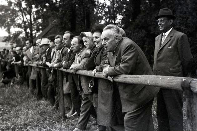 08.07.1964, Gotha, Bezirk Erfurt, DDR - Menschen stehen an einen Zaun gelehnt nebeneinander. Galopprennbahn Gotha-Boxberg. (1960er Jahre, 60er Jahre, aussen, Aussenaufnahme, Bezirk Erfurt, DDR, deutsch, Deutsche Demokratische Republik, Deutschland, Europa, europaeisch, Frauen, Freizeit, GDR, Gelaender, gelehnt, Gotha, Gruppe, Historie, historisch, Jahreszeit, Kaukasier, kaukasisch, lehnend, Maenner, Menschen, Personen, QF, Querformat, s w, schwarzweiss, Sommer, Westeuropa, Zaun) 640708A028GOTHA.JPG *** 08 07 1964, Gotha, district Erfurt, GDR people standing leaning against a fence next to each other racecourse Gotha Boxberg 1960s, 60s, exterior, exterior shot, district Erfurt, GDR, German, German Democratic Republic, Germany, Europe, europ