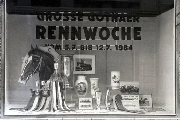 08.07.1964, Gotha, Bezirk Erfurt, DDR - Schaufensterdekoration zur Grossen Gothaer Rennwoche. Galopprennbahn Gotha-Boxberg. (1960er Jahre, 60er Jahre, aussen, Aussenaufnahme, Bezirk Erfurt, DDR, Deko, dekoriert, deutsch, Deutsche Demokratische Republik, Deutschland, Europa, europaeisch, Galopprennen, Galopprennsport, Galopprennwoche, GDR, Geschaeft, Gotha, Grosse Gothaer Rennwoche, Historie, historisch, Jahreszeit, Laden, niemand, Pferderennen, Pferderennsport, QF, Querformat, s w, Schaufenster, Schaufensterdekoration, schwarz-weiss, schwarzweiss, Sommer, Werbemassnahme, Werbung, Westeuropa) 640708A032GOTHA.JPG *** 08 07 1964, Gotha, district Erfurt, GDR shop window decoration for the Grosse Gothaer Rennwoche Galopprennbahn Gotha Boxberg 1