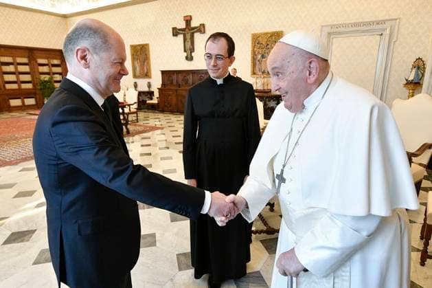 Bilder des Jahres 2024, News 03 März News Themen der Woche KW09 News Bilder des Tages Vatikan-Stadt, Vatikan, 02.03.2024: Der Bundeskanzler trifft den Papst: Olaf Scholz ist in Rom, Italien, und gibt bei einer Privataudienz im Vatikan Franziskus die Hand *** Vatican City, Vatican, 02 03 2024 The German Chancellor meets the Pope Olaf Scholz is in Rome, Italy, and shakes hands with Francis during a private audience at the Vatican Copyright: xVaticanxMedia dtsxNachrichtenagenturx dts_32180