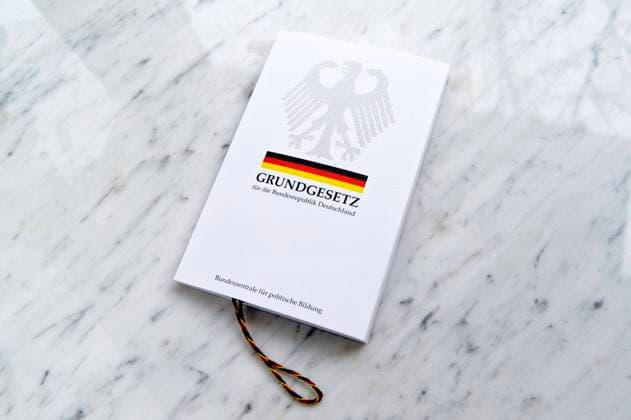 Grundgesetz der Bundesrepublik Deutschland 20240302ad834 Grundgesetz Buch Bundesverfassungsgericht Verfassung Recht Gesetz Verfassungsrecht Rechtsstaat Demokratie Grundrechte Gesetzestext Staatsrecht Bundesverfassung Staatsordnung Verfassungsordnung Staatsgrundgesetz Rechtsnormen Verfassungsprinzipien Staatsgrundsätze rechtliche Grundlage Gesetzgebung Staatsstruktur Grundrechtskatalog Verfassungstext Rechtsdokument Staatsgründung Verfassungsgeschichte Staatsphilosophie Verfassungsentstehung Verfassungswerte Rechtsstaatsprinzip Grundgesetzänderung Verfassungsrevision Staatsgewalt Verfassungsschutz Staatsbürgerrechte Grundgesetzinterpretation Verfassungssicherheit Staatsbürgerpflichten Bundesrepublik Deutschland Hamburg Hamburg Deutsc Copyright: xAchimxDuwentästerx