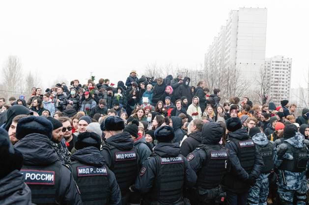 Bilder des Jahres 2024, News 03 März News Themen der Woche KW09 Russland, Alexej Nawalny Trauerfeier auf dem Friedhof Borisowskoje bei Moskau March 1, 2024, Moscow, Russia: People walk towards the Borisovskoye Cemetery for the funeral ceremony of Russian opposition leader Alexei Navalny, in Moscow. Thousands of people came to say goodbye to Alexei Navalny at his funeral ceremony in Moscow. Moscow Russia - ZUMAs197 20240301_aaa_s197_306 Copyright: xAndreixBokx