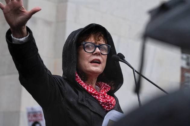 Bilder des Jahres 2024, Entertainment 03 März Entertainment Themen der Woche KW09 Entertainment Bilder des Tages March 2, 2024, New York, New York, USA: Actress and activist, SUSAN SARANDON spoke to the hundreds of people gathered in Washington Square Park demanding a cease-fire as part of the global Millions March for Palestine. New York USA - ZUMAb230 20240302_znp_b230_001 Copyright: xLauraxBrettx