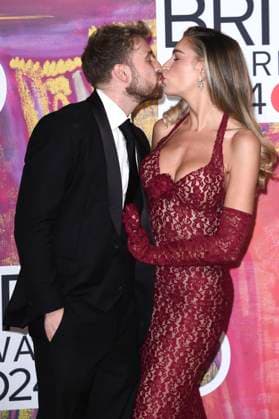 Zara McDermott und Sam Thompson bei der Verleihung der 44. BRIT Awards 2023 in der O2 Arena. London, 02.03.2024