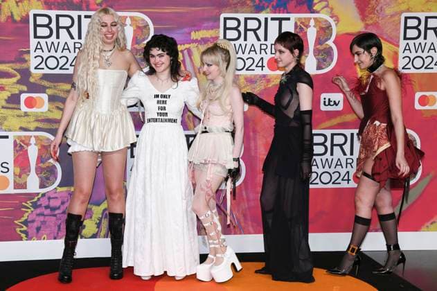 Georgia Davies, Abigail Morris, Emily Roberts, Lizzie Mayland und Aurora Nishevci von The Last Dinner Party bei der Verleihung der 44. BRIT Awards 2023 in der O2 Arena. London, 02.03.2024