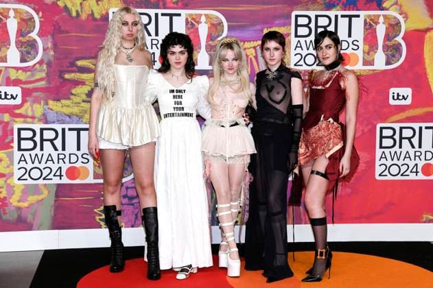 Georgia Davies, Abigail Morris, Emily Roberts, Lizzie Mayland und Aurora Nishevci von The Last Dinner Party bei der Verleihung der 44. BRIT Awards 2023 in der O2 Arena. London, 02.03.2024