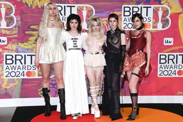 Georgia Davies, Abigail Morris, Emily Roberts, Lizzie Mayland und Aurora Nishevci von The Last Dinner Party bei der Verleihung der 44. BRIT Awards 2023 in der O2 Arena. London, 02.03.2024