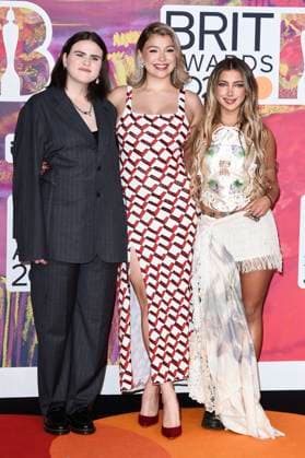 Venbee, Caity Baser und Charlotte Plank bei der Verleihung der 44. BRIT Awards 2023 in der O2 Arena. London, 02.03.2024