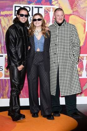 Josh Lloyd-Watson, Tom McFarland von Jungle und Lydia Kitto bei der Verleihung der 44. BRIT Awards 2023 in der O2 Arena. London, 02.03.2024