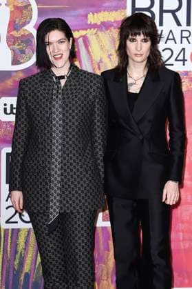 Romy Madley Croft mit Begleitung bei der Verleihung der 44. BRIT Awards 2023 in der O2 Arena. London, 02.03.2024