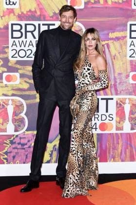 Peter Crouch mit Ehefrau Abbey Clancy bei der Verleihung der 44. BRIT Awards 2023 in der O2 Arena. London, 02.03.2024