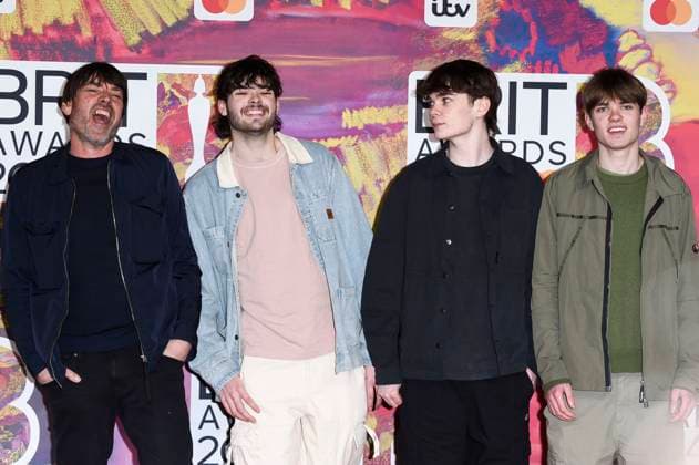 Alex James mit Söhnen Geronimo James, Artemis James und Galileo James bei der Verleihung der 44. BRIT Awards 2023 in der O2 Arena. London, 02.03.2024