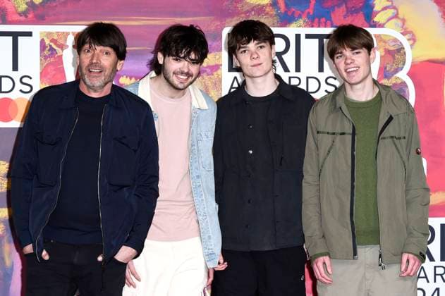 Alex James mit Söhnen Geronimo James, Artemis James und Galileo James bei der Verleihung der 44. BRIT Awards 2023 in der O2 Arena. London, 02.03.2024