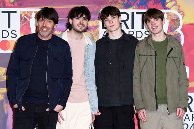 Alex James mit Söhnen Geronimo James, Artemis James und Galileo James bei der Verleihung der 44. BRIT Awards 2023 in der O2 Arena. London, 02.03.2024