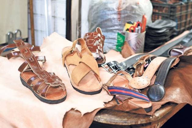 VILLAHERMOSA, Tab., abril 10 (EL UNIVERSAL).- JosÃ Moreno y su esposa AmÃ rica, tienen un taller de huaraches en el mercado publico JosÃ Maria Pino Suarez, en Villahermosa. Cada ano elaboran las sandalias de los actores del viacrucis, pero este 2019 casi no tienen pedidos. Foto: Agencia EL UNIVERSAL EDITORIAL USE ONLY