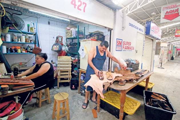 EUM20190411SOC02.JPG VILLAHERMOSA, Tab., Shoes zapatos Tabasco.- José Moreno y su esposa América, tienen un taller de huaraches en el mercado público José María Pino Suárez, en Villahermosa. Cada ano elaboran las sandalias de los actores del viacrucis, pero este 2019 casi no tienen pedidos. Foto: Archivo Agencia EL UNIVERSAL RDB. EDITORIAL USE ONLY