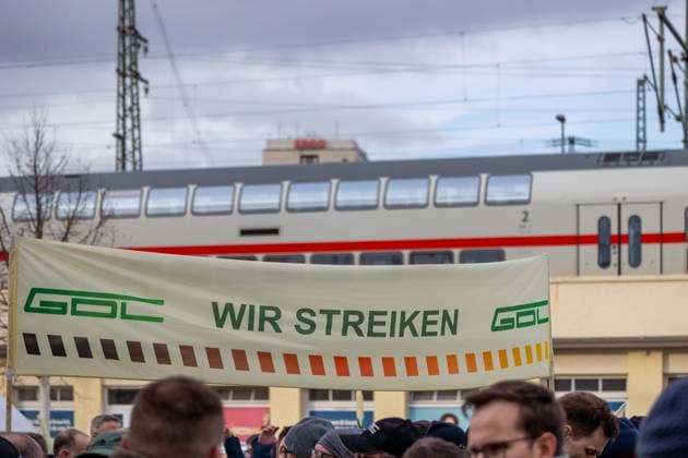 Streik der GDL bei der Deutschen Bundesbahn - Kundgebung am Hauptbahnhof Nürnberg Streik-Banner der Gewerkschaft GDL mit einem Zug im Hintergrund. Die Gewerkschaft der deutschen Lokführer demonstriert für bessere Arbeitsbedinungen für ihre Mitglieder mit der Deutschen Bahn. Nürnberg Bayern Deutschland *** GDL strike at Deutsche Bundesbahn Rally at Nuremberg Central Station Strike banner of the GDL union with a train in the background The German train drivers union demonstrates for better working conditions for its members with Deutsche Bahn Nuremberg Bavaria Germany 20240125-6V2A0066-Bearbeitet
