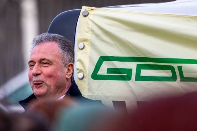 Deutschlandweiter Streik der GDL bei der Deutschen Bundesbahn - Kundgebung am Hauptbahnhof Nürnberg Claus Weselsky, Vorsitzender der Gewerkschaft Deutscher Lokomotivführer (GDL) und Hauptverhandler mit dem Bahnvorstand über den zukünftigen Tarifabschluss mit der Deutschen Bahn. Auf der Kundgebung trägt er erneut seine Hauptforderung nach einer 35-Stundenwoche bei vollem Lohnausgleich für alle Lokführer vor. Hier mit ausgestrecker Zunge. Nürnberg Bayern Deutschland *** Germany-wide strike by the GDL at Deutsche Bundesbahn Rally at Nuremberg Central Station Claus Weselsky, Chairman of the German Train Drivers Union GDL and main negotiator with the Railway Board on the future wage agreement with Deutsche Bahn At the rally, he once ag 20240125-6V2A0174-Bearbeitet