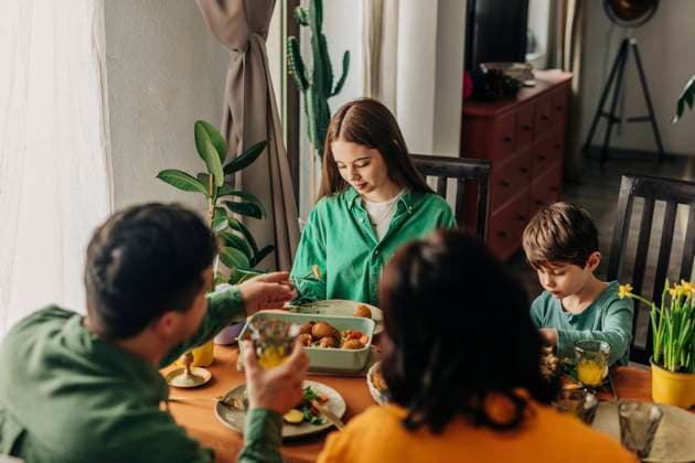 Family having meal on dining table at Easter dinner celebration model released, Symbolfoto, VSNF01662