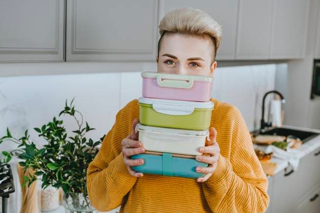IMAGO Creative, Food, Trend, Meal Prep Young woman holding lunch boxes in kitchen at home model released, Symbolfoto property released, YTF01691