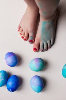 Creative Highlights Symbolbilder Child s feet standing near blue dyed Easter eggs Seattle, Washington, United States CR_AAGC240229-1359987-01 ,model released, Symbolfoto