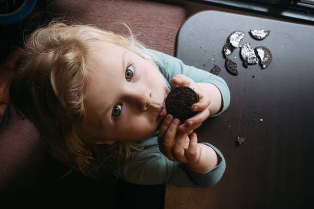 Creative Highlights Symbolbilder Child eating cream icing out of chocolate cookies Mount Vernon, Illinois, United States CR_WEKW240229-1361772-01 ,model released, Symbolfoto