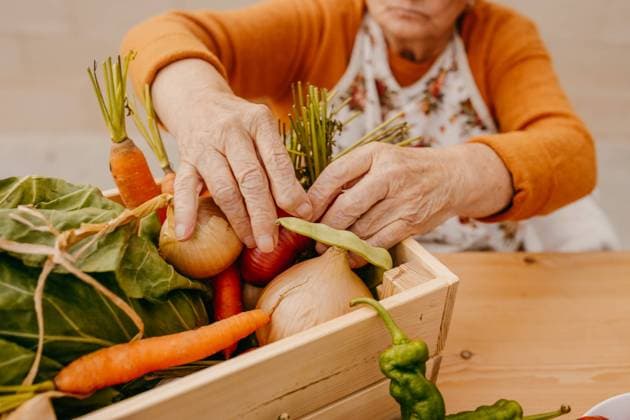 Creative Highlights Symbolbilder MR_ID19650_16394_MariaTeresaViNasFrancisco.jpg Elderly person organizing a variety of freshly harvested vegetables in a wooden box on a tabletop Model Released EmmaOvin_ID19650_582674_006 Copyright: xEmmaxOvinx RECORD DATE NOT STATED