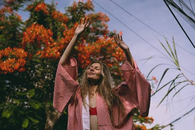 Creative Highlights Symbolbilder Young woman with long hair in a kimono walks down the street in Bali. Kuta, Bali, Indonesia CR_YUKI240229D-1351828-01 ,model released, Symbolfoto