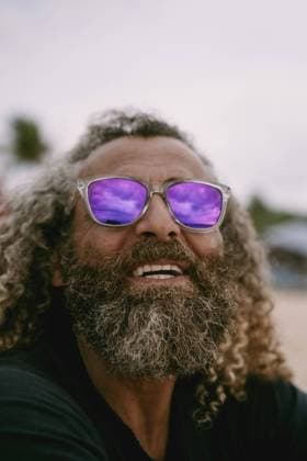 Creative Highlights Symbolbilder Stylish arab man, long curly hair, purple sunglasses, emotional. Kuta, Bali, Indonesia CR_YUKI240302FC-1362331-01 ,model released, Symbolfoto
