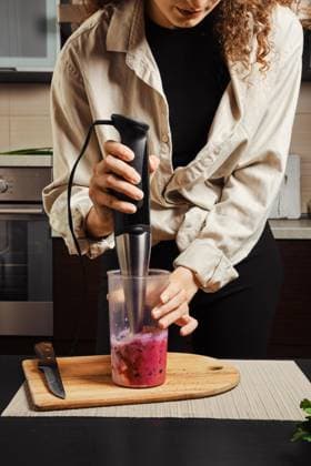 Unbekannte Frau macht Detox Shake oder Smoothie zu Hause mit Mixer *** unknown Woman makes DETOX Shake Or Smoothie to House with Mixer Copyright: imageBROKER AlekseixIsachenko ibxaii10270804.jpg ,model released, Symbolfoto ,property released