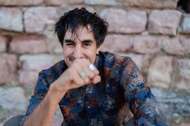Creative Highlights Symbolbilder A joyful young man playfully punches the air, showcasing a charming smile and casual style in an outdoor setting Model Released HodeiUnzueta_ID19560_580422_009 Copyright: xHodeixUnzuetax RECORD DATE NOT STATED