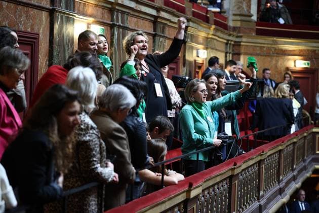 Bilder des Jahres 2024, News 03 März News Themen der Woche KW10 Congress To Anchor The Right To Abortion In The Country s Constitution - Versailles Activists to the right to abortion singing after announced the result of the vote during the congress of both houses of parliament in Versailles, southwestern of Paris, France on March 4, 2024, to anchor the right to abortion in the country s constitution. If congress approves the move, France will become the only country in the world to clearly protect the right to terminate a pregnancy in its basic law. Photo by Raphael Lafargue ABACAPRESS.COM Versailles France  Copyright: xLafarguexRaphael ABACAx