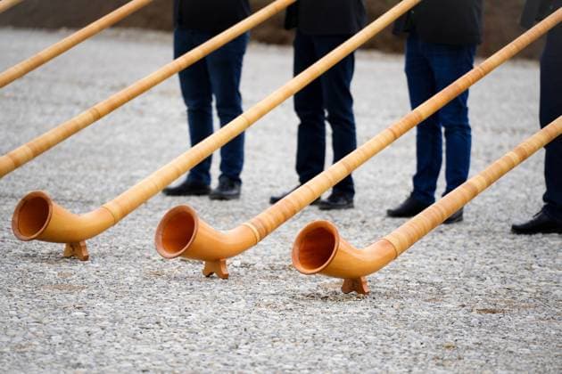 Türkheim, Bavaria, Germany - March 4, 2024: A series of alphorns made of wood in Bavaria with beautiful decorations are blown or played.Musical concept with rustic and traditional instruments.Musical concept with rustic and traditional instruments Musical concept with rustic and traditional instruments *** Eine Reihe Alphörner aus Holz in Bayern mit schönen Verzierungen werden geblasen bzw. gespielt. Musikalisches Konzept mit urigen und traditionellen Instrumenten