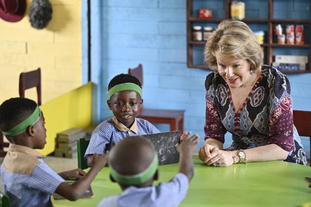Entertainment Themen der Woche KW10 Entertainment Bilder des Tages Queen Mathilde of Belgium meets children as she visits the Mamie Faitai preschool in Yopougon, Yop City, a suburb of Abidjan, Ivory Coast on Tuesday 05 March 2024. The school is built out of plastic bricks made by Conceptos Plasticos. The Queen is visiting Ivory Coast in her capacity as ambassador for the Sustainable Development Goals of the United Nations (UN). The aim of the mission is to exchange experiences in the field of sustainable development with Ivorian partners  ERICxLALMAND 88244623
