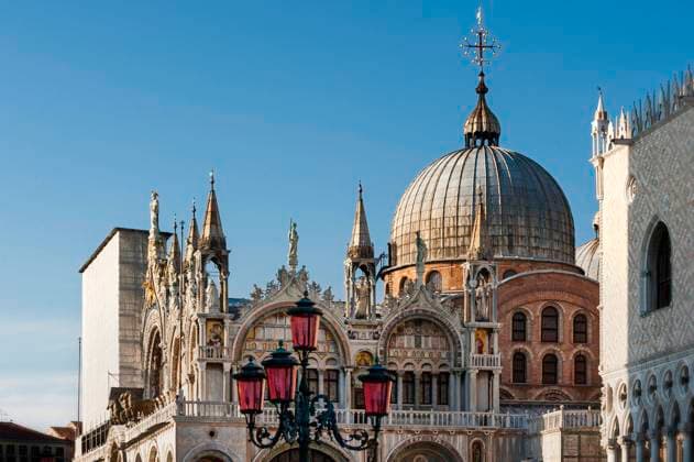 Basilica San Marco am Markusplatz, Kirche, Kuppel, Städtereise, Urlaub, Reise, Tourismus, Lagunenstadt, historisch, Geschichte, Baugeschichte, Architektur, Sehenswürdigkeit, Wahrzeichen, historisch, berühmt, Attraktion, Bauwerk, Seightseeing, Fassade, Gebäude, Altbau, gefährdet, Weltkulturerbe, UNESCO, Kultur, Hochzeitsreise, Mittelalter, Hochwasser, Umwelt, Kreuzfahrt, Karneval, Katholisch, Venedig, Italien, Europa *** Basilica San Marco on St. Marks Square, Church, Dome, City trip, Vacation, Trip, Tourism, lagoon city, historical, History, Building history, Architecture, Place of interest, Landmark, historical, famous, Attraction, Building, Sightseeing, Facade, Building, Old building, at risk, World Cultural Herit Copyright: imageBROKER FranzelxDrepper ibxfdr10275777.jpg