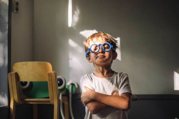Creative Highlights Symbolbilder Portrait of boy wearing blue eyeglasses and standing with arms crossed in classroom at kindergarten Sweden, Stockholm, model released, property released Copyright: xMaskotx , MA107392 MA107392
