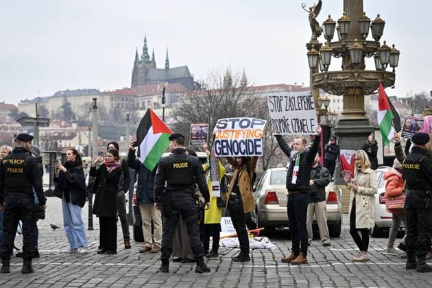 Bilder des Jahres 2024, News 03 März News Themen der Woche KW10 News Bilder des Tages People with Palestinian flags and banners demonstrate on Jan Palach Square where French President Emmanuel Macron and Czech President Petr Pavel attended a memorial for the victims of the December shooting at the Faculty of Arts, Prague, Czech Republic, March 5, 2024. (CTKxPhoto VitxSimanek) CTKPhotoP2024030505685  CTKPhotoP2024030505685