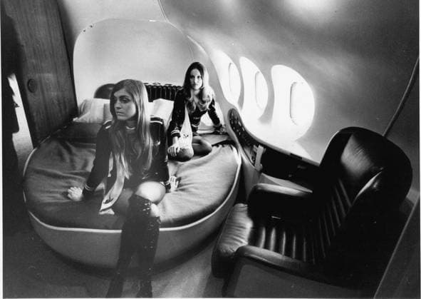 Apr 16, 1973 - St. Petersburg , Florida, U.S. - The Big Bunny is Hugh Henfner s castle in the air. It s a diminutive version of the Playboy executives Chicago manse, wrapped in a glossy, black Dc-9. Aircraft:, Big Bunne, 04.16.1973 St. Petersburg U.S. - ZUMAs70_ 19730416_nws_s70_107 Copyright: xFraserxHale xTampaxBayxTimesx