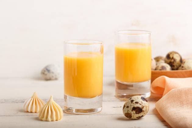  Süßer Eierlikör im Glas mit Wachteleiern und Meringues auf weißem Holzhintergrund. Seitenansicht, Nahaufnahme, High Key *** Sweetie Egg liqueur at Glass with Quail eggs and Meringues at white wood background Side view, Close-up, High Key Copyright: imageBROKER/ULADZIMIRxZGURSKI ibxuzg10174884.jpg