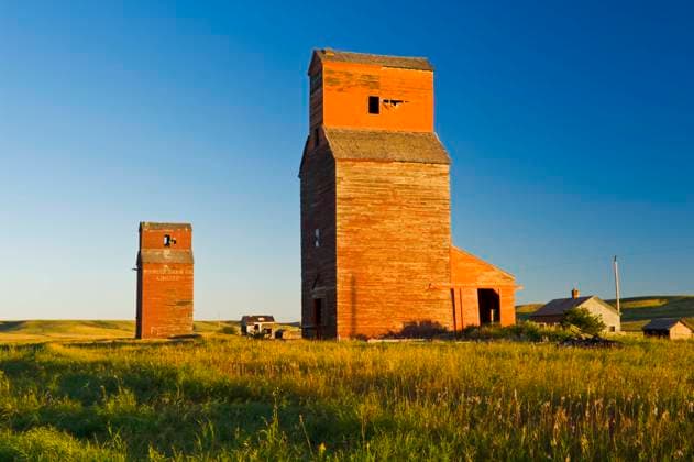 old grain elevators , ghost town of Neidpath, Saskatchewan, Canada  Copyright: x xAllxCanadaxPhotosx 1990-61194
