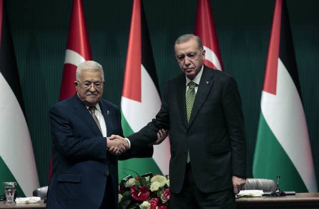 News Themen der Woche KW10 News Bilder des Tages (240306) -- ANKARA, March 6, 2024 -- Turkish President Recep Tayyip Erdogan (R) shakes hands with Palestinian President Mahmoud Abbas during a joint press conference in Ankara, T¨¹rkiye, March 5, 2024. T¨¹rkiye is ready to assume its responsibilities within the framework of the guarantor mechanism as part of its efforts to end the Israel-Hamas conflict, Turkish President Recep Tayyip Erdogan said at a joint press conference attended by visiting Palestinian President Mahmoud Abbas here on Tuesday. (Photo by Xinhua) T?RKIYE-ANKARA-PALESTINIAN-PRESIDENT-JOINT PRESS CONFERENCE MustafaxKaya 