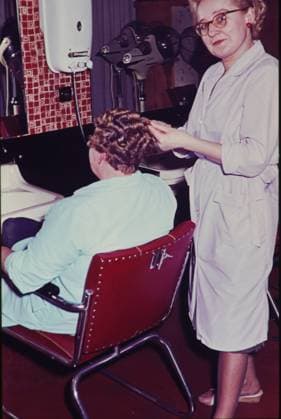 Frisör GDR,20240101, Aufnahme ca. 1954, Frauensaloon *** Hairdresser GDR,20240101, photo ca 1954, womens saloon