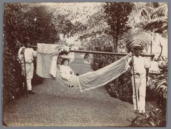 RECORD DATE NOT STATED Portrait of an unknown woman in hammock, worn by two men, Manuel de Olim Perestrello, 1880 - 1910 photograph Madeira baryta paper hammock. carrying a person. historical persons not known by name Madeira Copyright: xpiemagsx rknbpie11012024-3771 !ACHTUNG AUFNAHMEDATUM GESCHÄTZT!